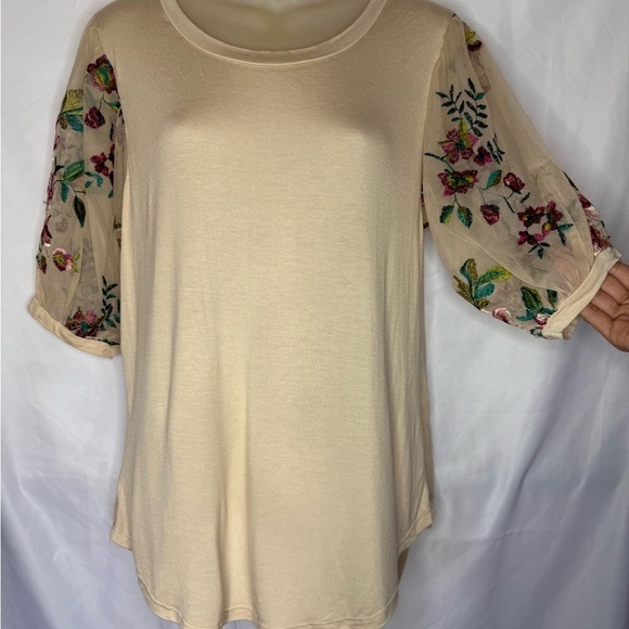 Willow Tops - Floral Sleeve Cream Top